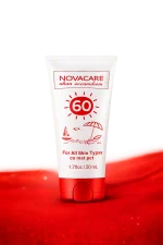 تیوب سفید و نارنجی ضدآفتاب SPF60 نواکر روی زمینهٔ نارنجی