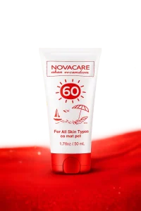 تیوب سفید و نارنجی ضدآفتاب SPF60 نواکر روی زمینهٔ نارنجی