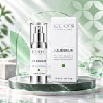 بطری پمپی و جعبهٔ سرم کوئوس پروفشنال Equilibrium روی زمینهٔ سبز