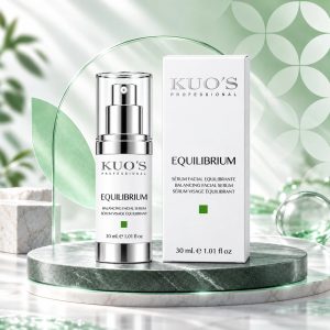 بطری پمپی و جعبهٔ سرم کوئوس پروفشنال Equilibrium روی زمینهٔ سبز
